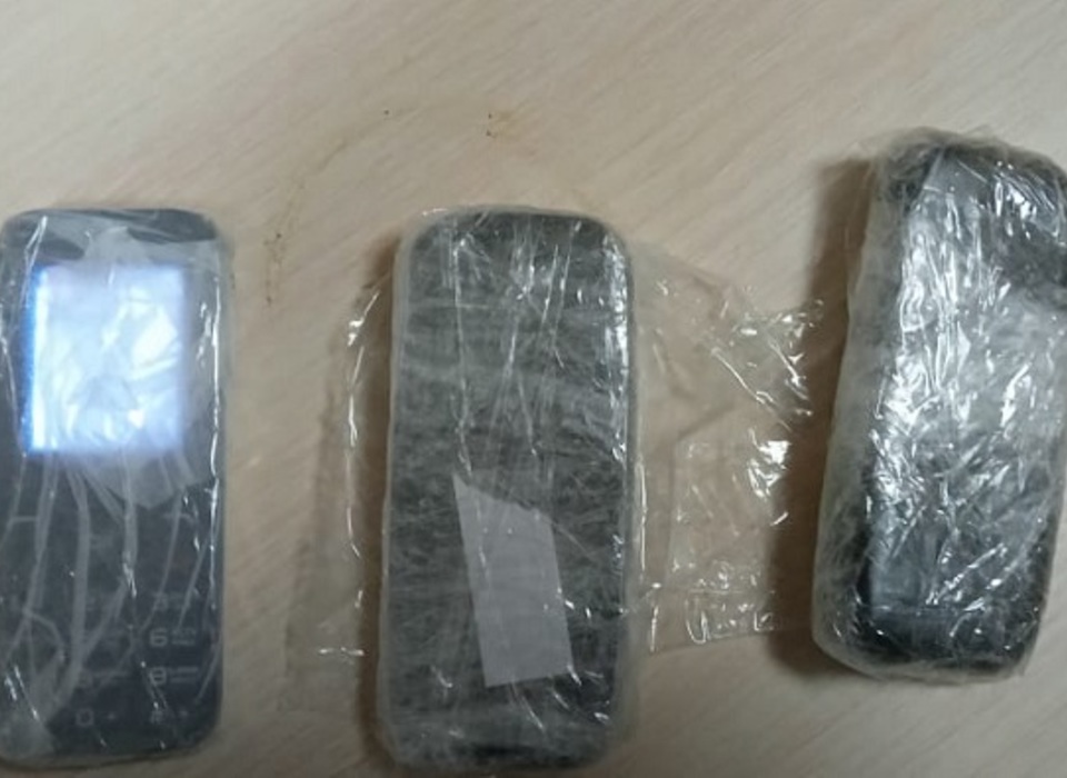 Экс-осужденный пытался перебросить три мобильных телефона в волгоградскую колонию
