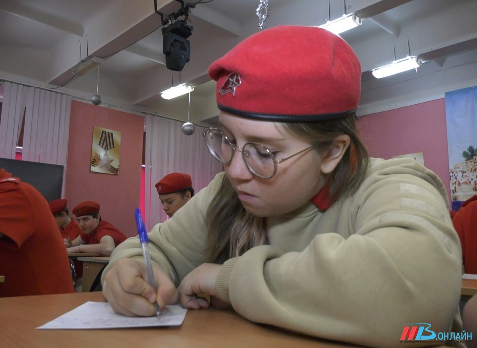 В Волгограде в День Героев Отечества юнармейцы написали новогодние письма для участников СВО