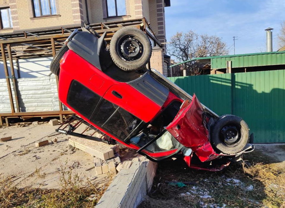 В Волгограде Toyota после ДПТ снесла кирпичную кладку дома и перевернулась