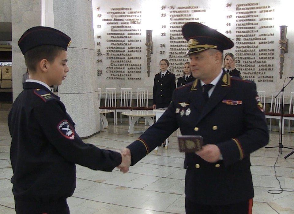 Кадеты полицейских классов Волгограда получили первые паспорта