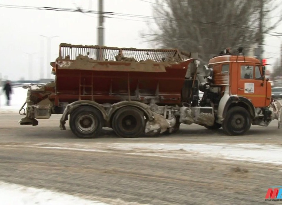С раннего утра в Волгограде идет очистка улиц от снега
