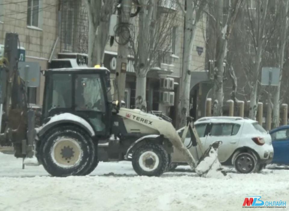 В Волгограде специалисты дорожных предприятий устраняют последствия снегопада