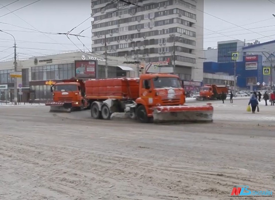 За сутки на дороги Волгограда нанесли 1800 тонн противогололедных реагентов