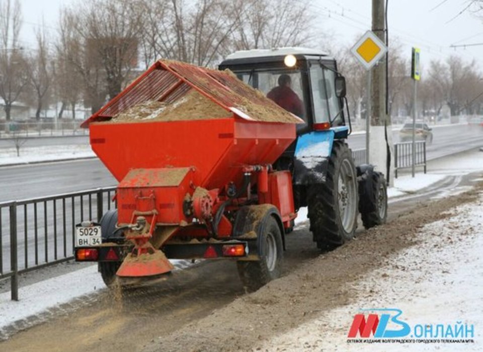 За сутки более тысячи тонн песко-соляной смеси нанесли на дороги Волгоградской области