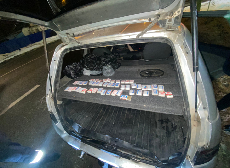 52 спичечных коробка с наркотиками изъяли у водителя такси в Волгограде