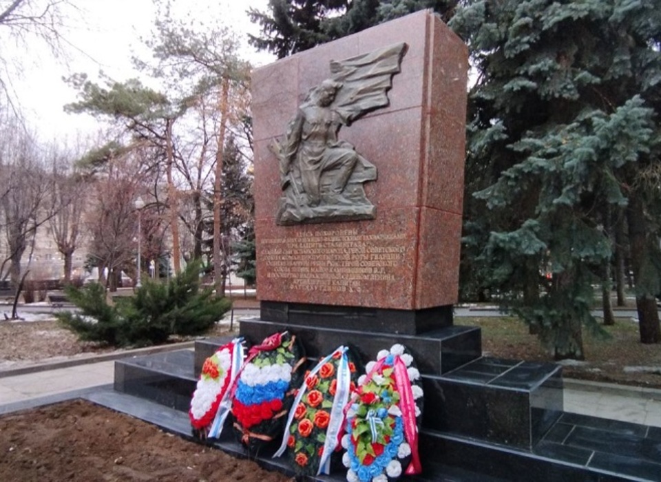 В центре Волгограда завершили реконструкцию братской могилы трёх героев