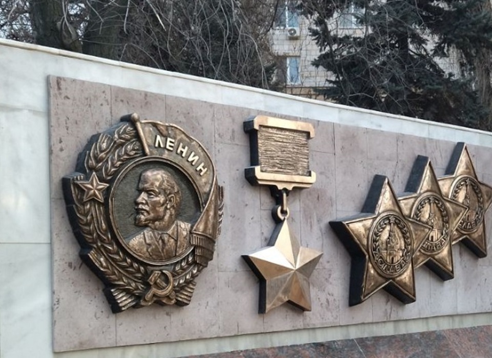 На мемориал в центре Волгограда вернулись макеты орденов и медалей