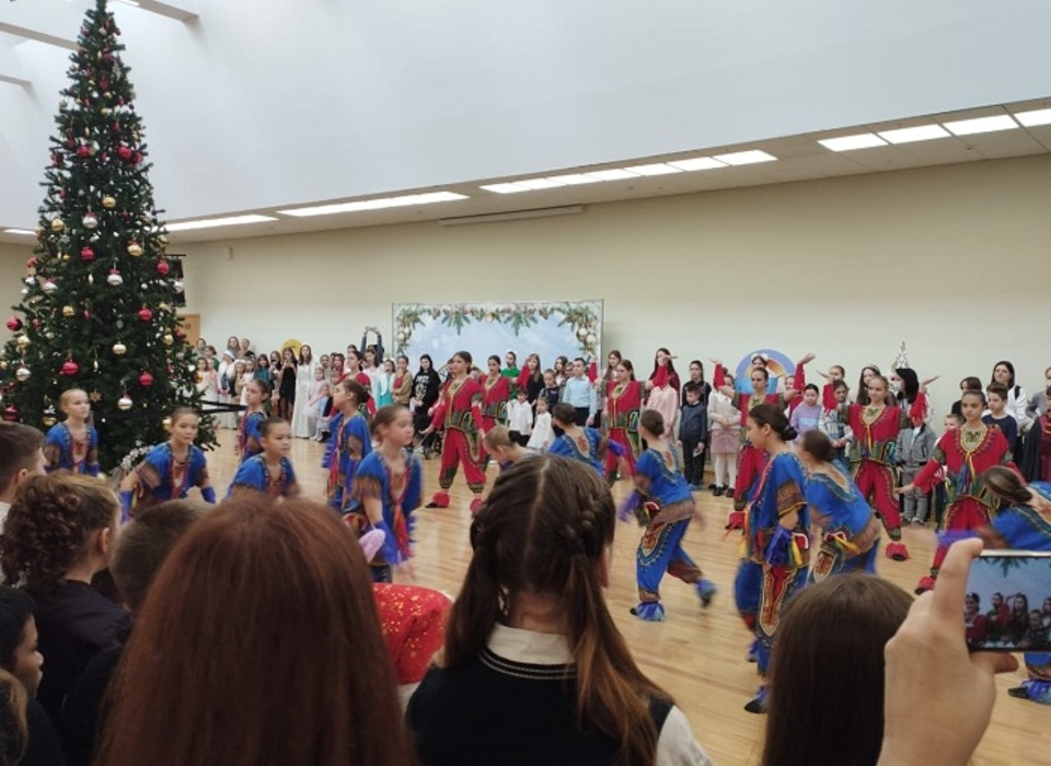 400 волгоградских школьников приняли участие в праздничной «Ёлке для одаренных детей»