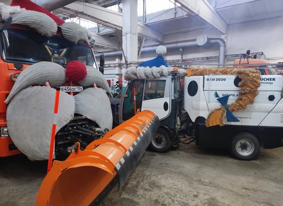 В Волгограде машины для очисти снега нарядят в Деда мороза и Снегурочку