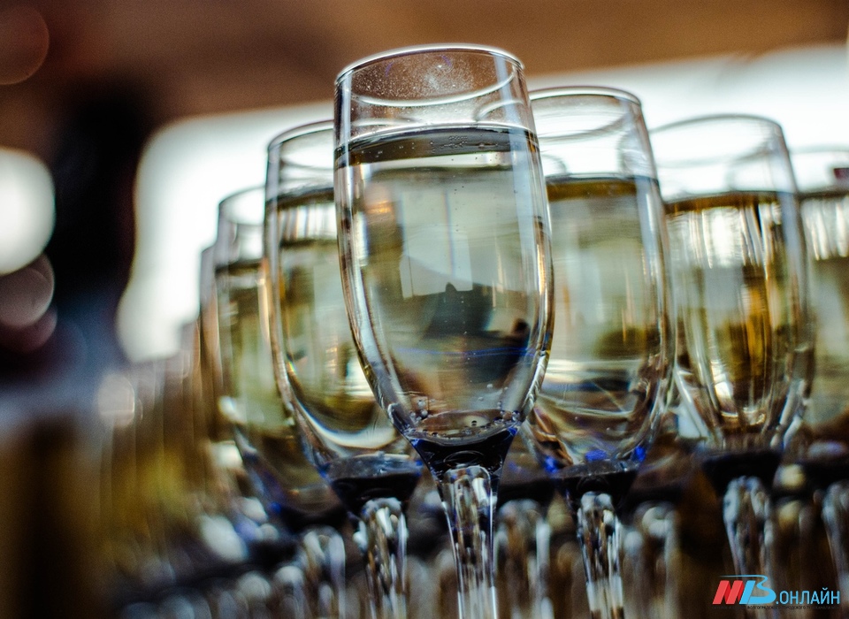 Диетолог советует россиянам растянуть бокал шампанского на всю новогоднюю ночь