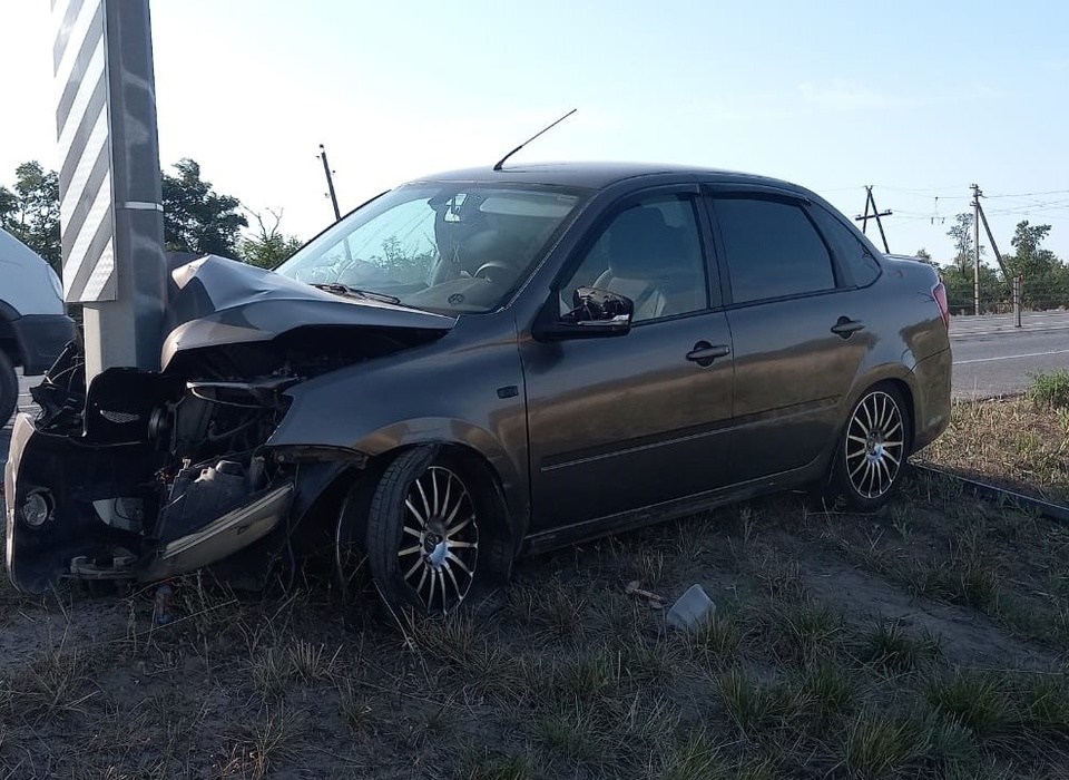 В Волгоградской области 17-летняя автоледи въехала в столб на трассе