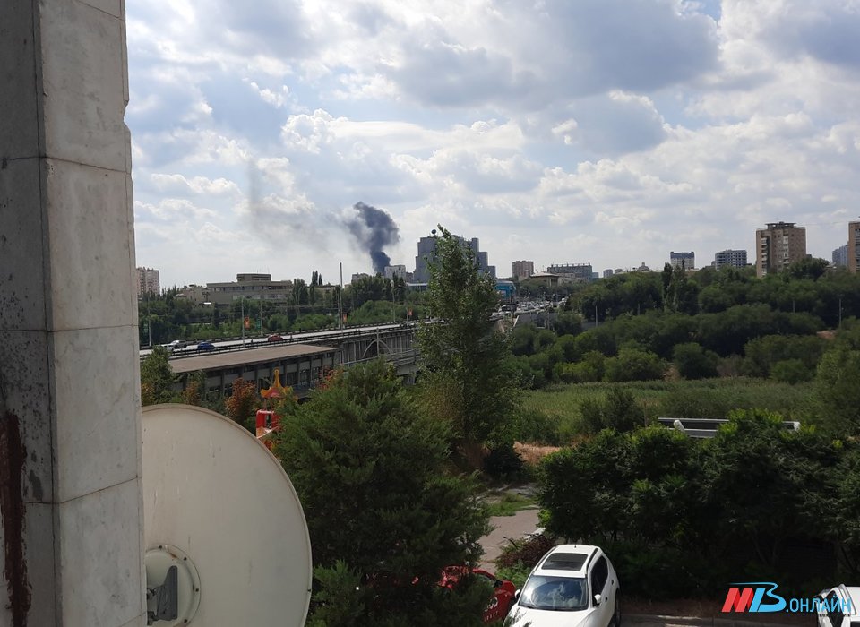 В Ворошиловском районе Волгограда горел мусор на площади 160 кв. метров