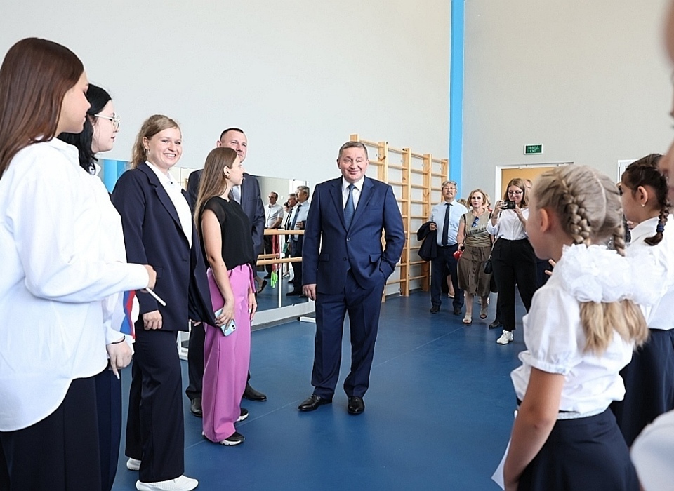 Губернатор посетил новую школу-тысячник в Ворошиловском районе Волгограда