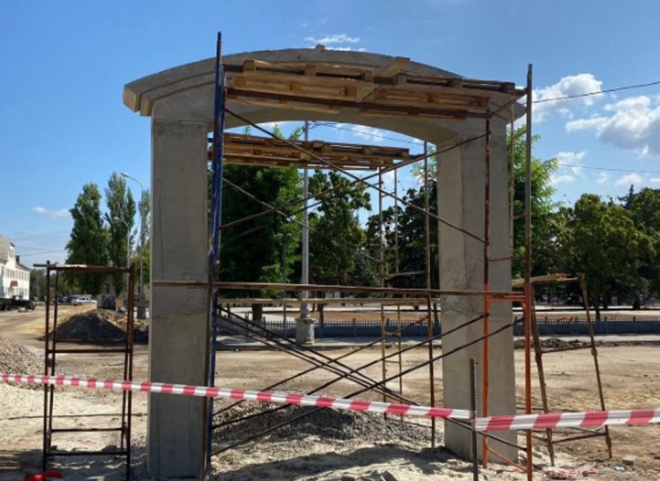 У музея «Старая Сарепта» в рамках благоустройства территории возводят новую пятиметровую арку