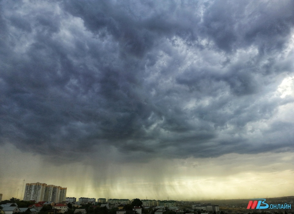 В Волгоградской области 14 сентября объявили штормовое предупреждение