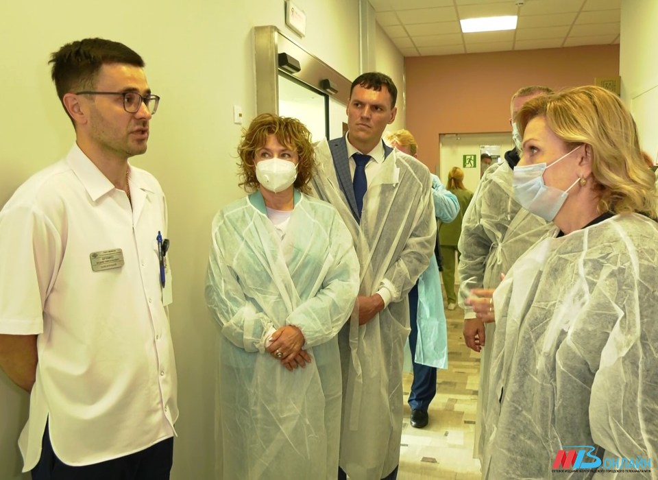 В Волгограде сенаторы РФ оценили возможности областного онкодиспансера