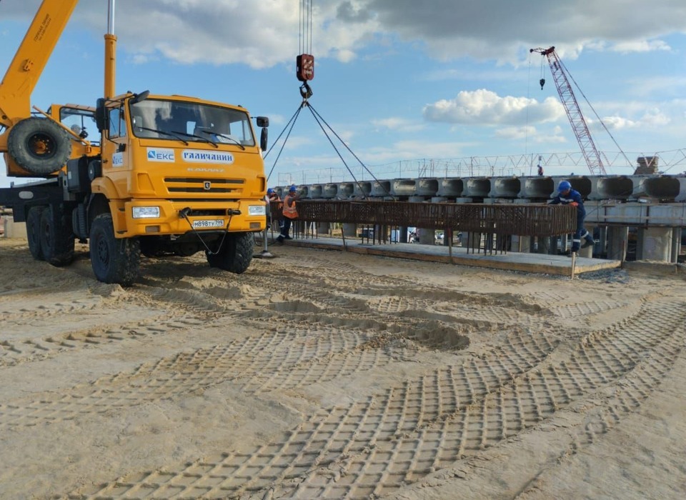 В Волгограде новую транспортную развязку над железнодорожным переездом построили на 40%