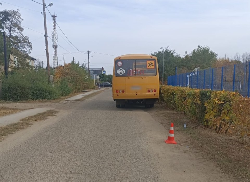 10-летний мальчик, которого сбил школьный автобус, умер под Волгоградом