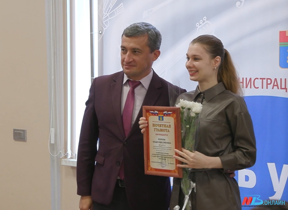 В Волгограде с Днём учителя поздравили преподавателей детских школ искусств