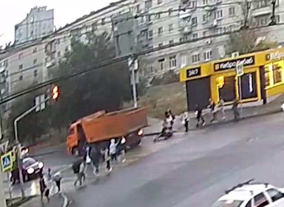 В центре Волгограда «КАМАЗ» едва не наехал на женщину и двоих детей