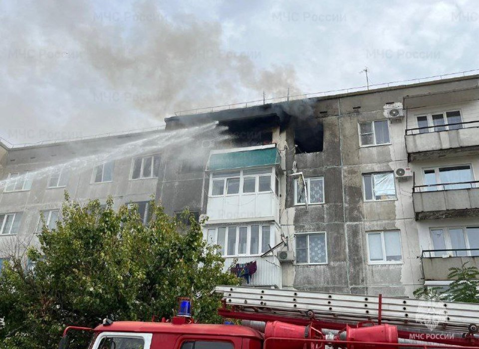 В многоэтажке в Волгоградской области ликвидируют возгорание