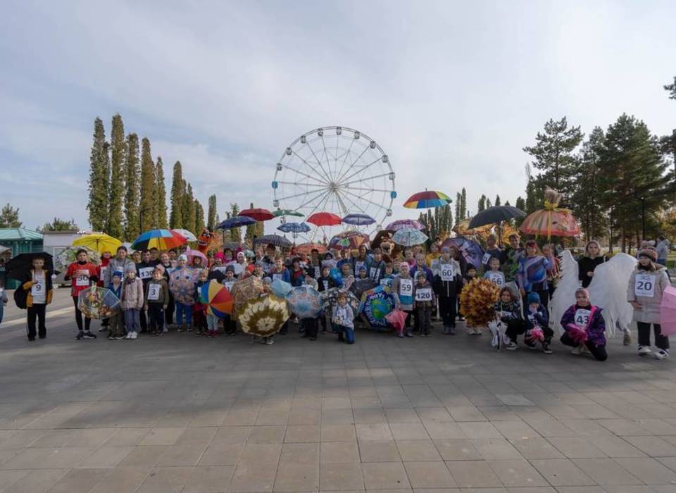 В Волгограде в ЦПКиО люди устроили забег с зонтиками