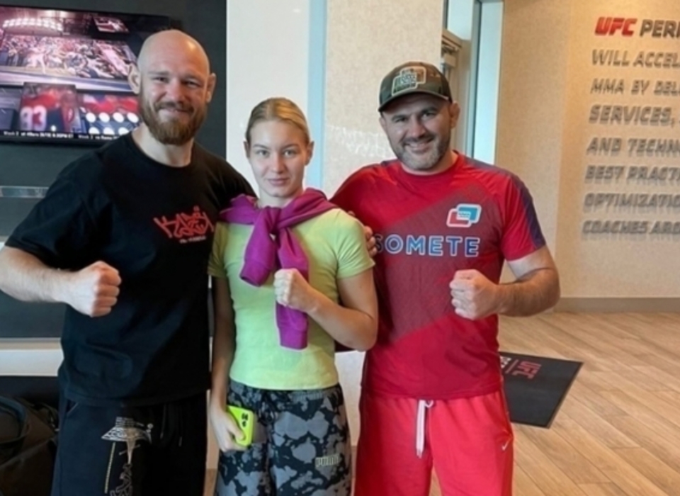 Бой волгоградца Борщева признали лучшим на турнире UFC 295