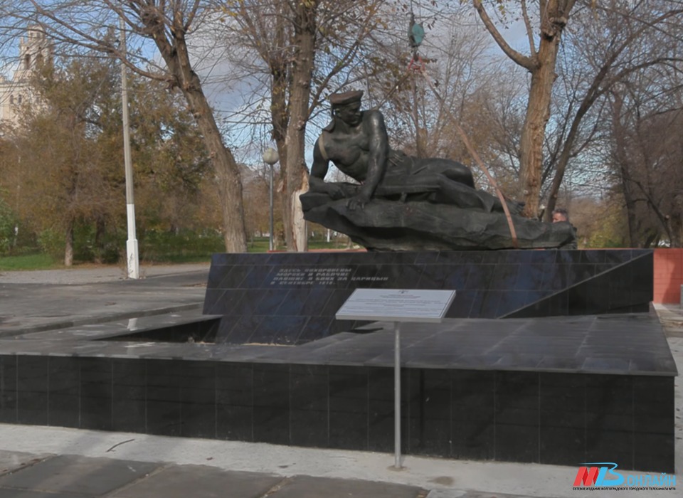 В Волгограде восстановили и вернули на место повреждённый вандалами памятник морякам