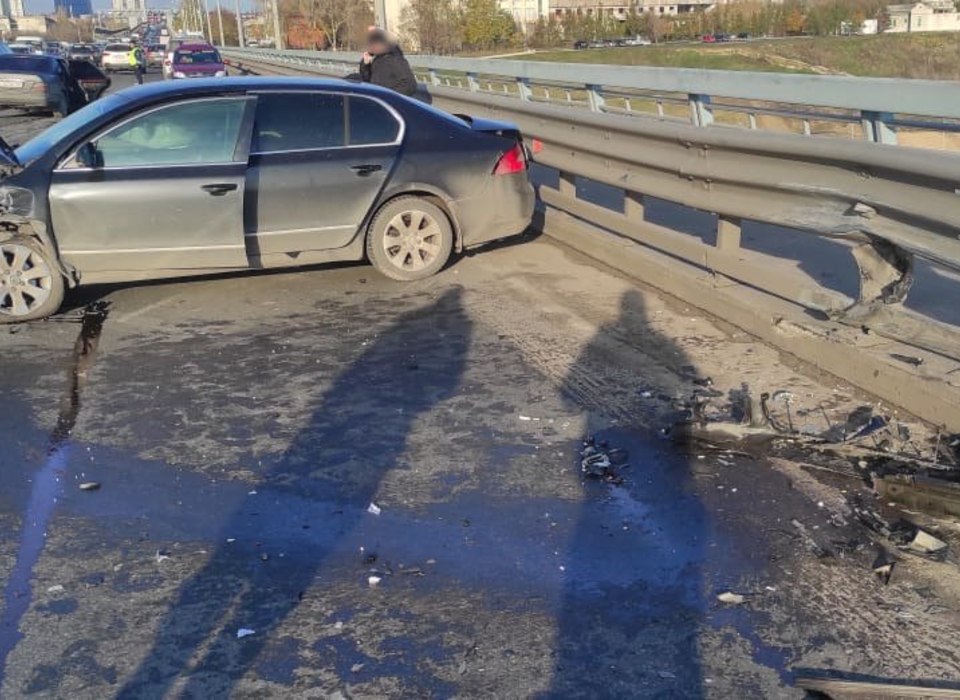 В ДТП на «танцующем мосту» в Волгограде пострадали два человека