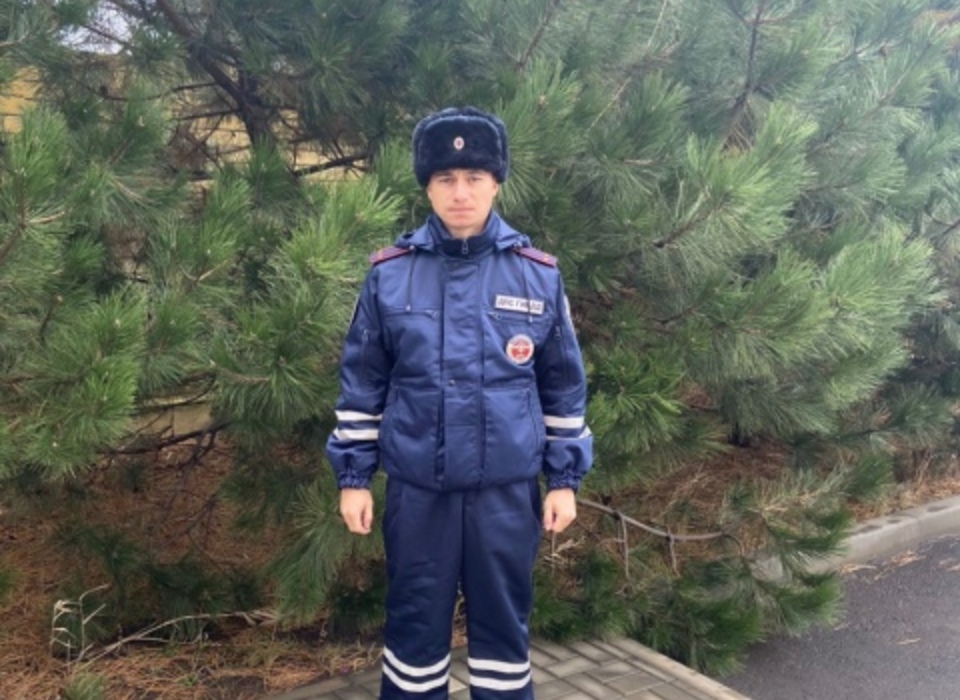 Волгоградский полицейский помог жителю Ростовской области починить автомобиль