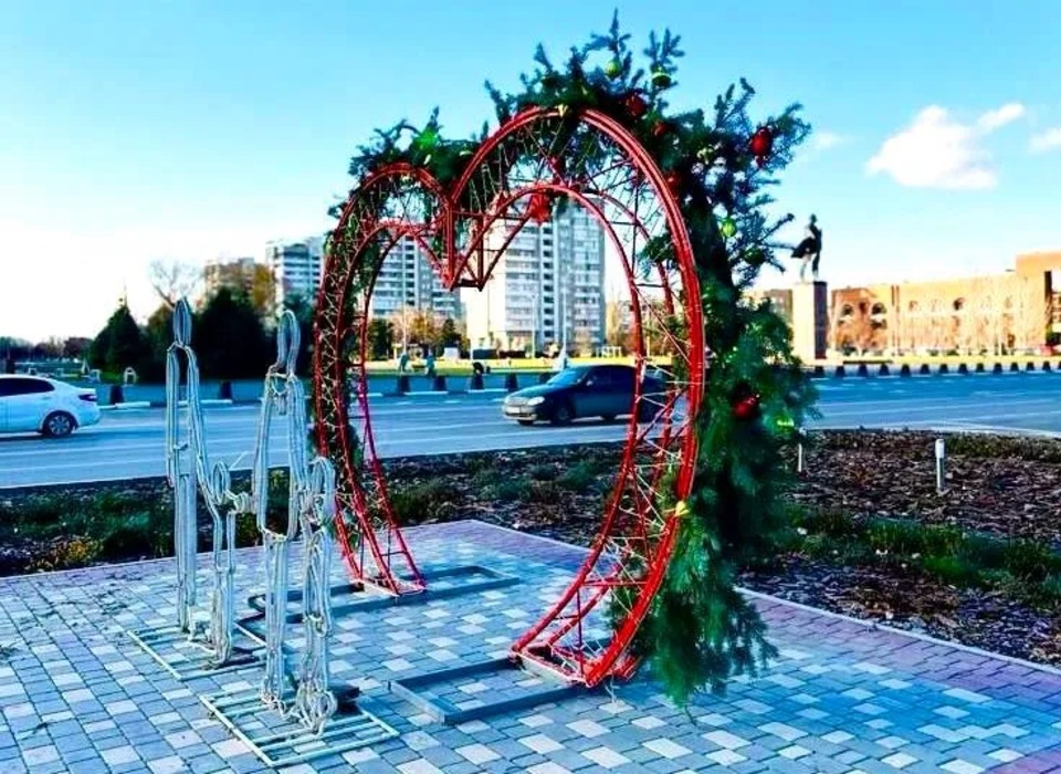 Улицы Волжского готовят к новогодним праздникам