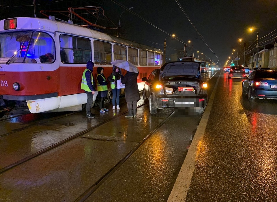 На западе Волгограда машина врезалась в трамвай