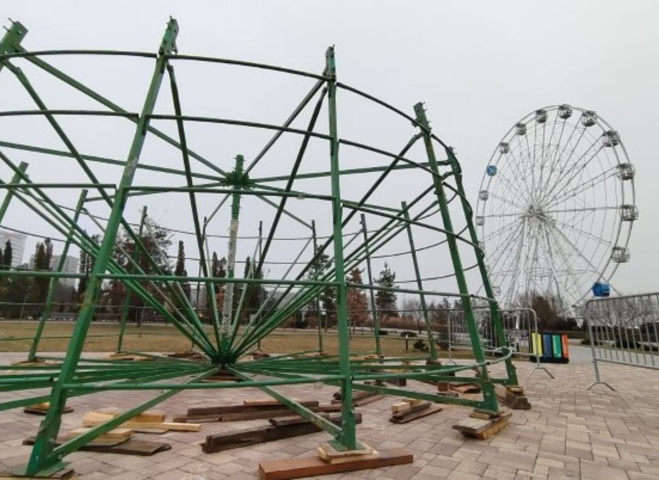 В Волгограде приступили к сборке 20-метровой новогодней ёлки