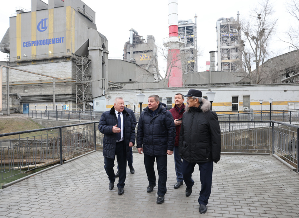 Андрей Бочаров посетил цементный завод в Волгоградской области