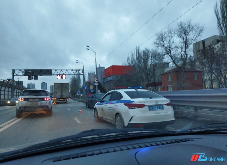 На «танцующем» мосту в Волгограде произошли сразу две аварии