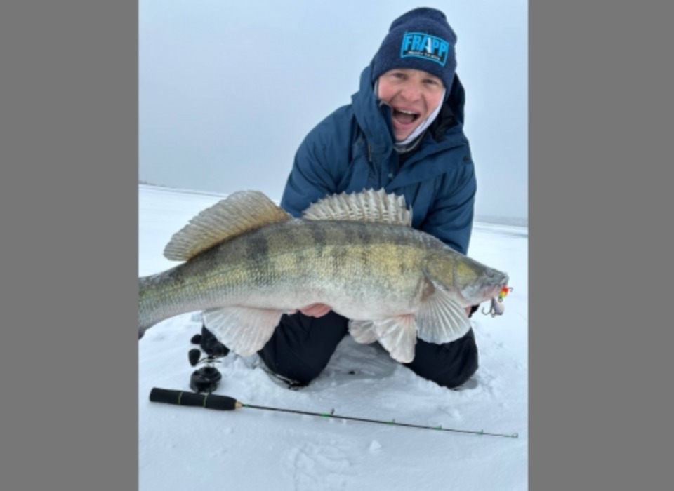 Волгоградец поймал судака-гиганта на своей первой зимней рыбалке
