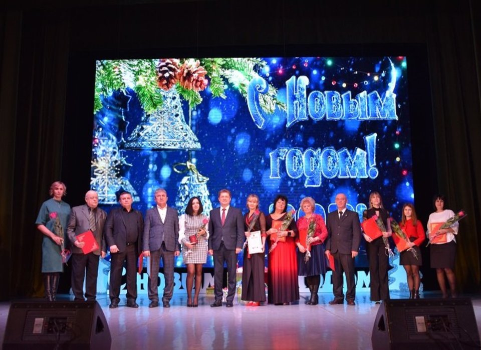 В Камышине в преддверии Нового года наградили отличившихся горожан