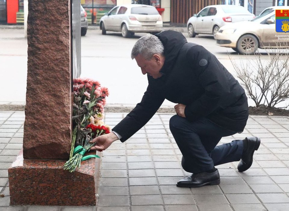 Глава Волгограда почтил память погибших в теракте 2013 года в троллейбусе №15