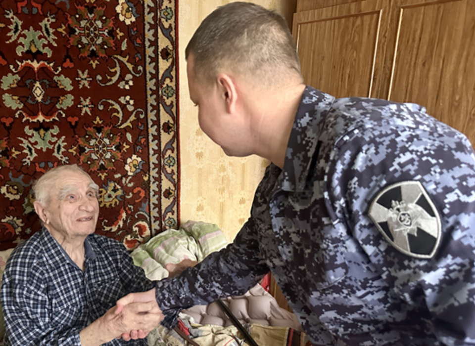 96-летний ветеран отметил праздник с волгоградскими росгвардейцами