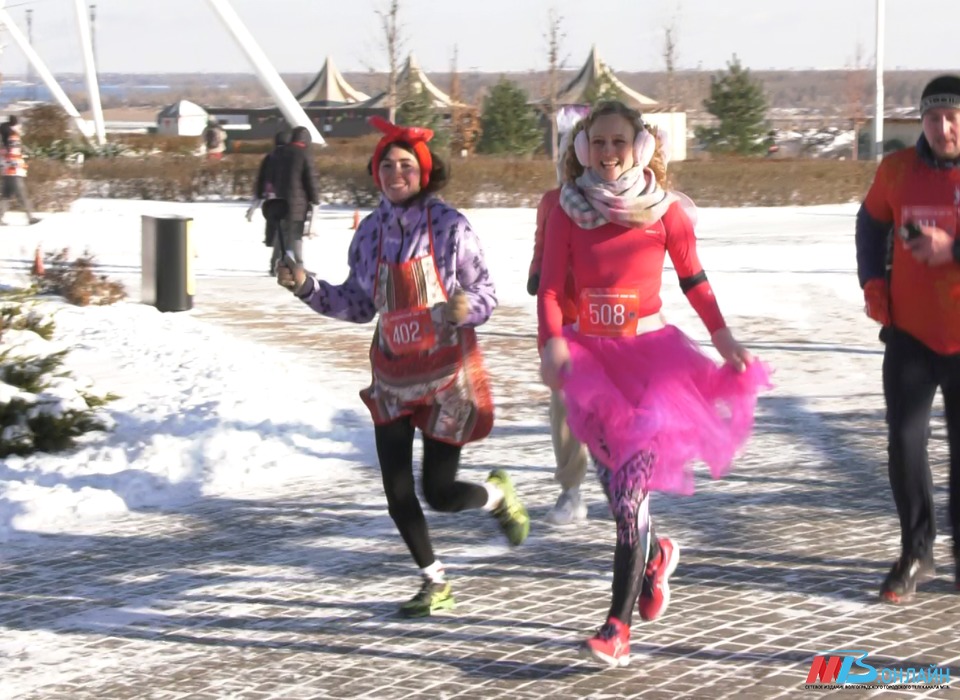 В Волгограде прошёл рождественский забег фей и Дедов Морозов