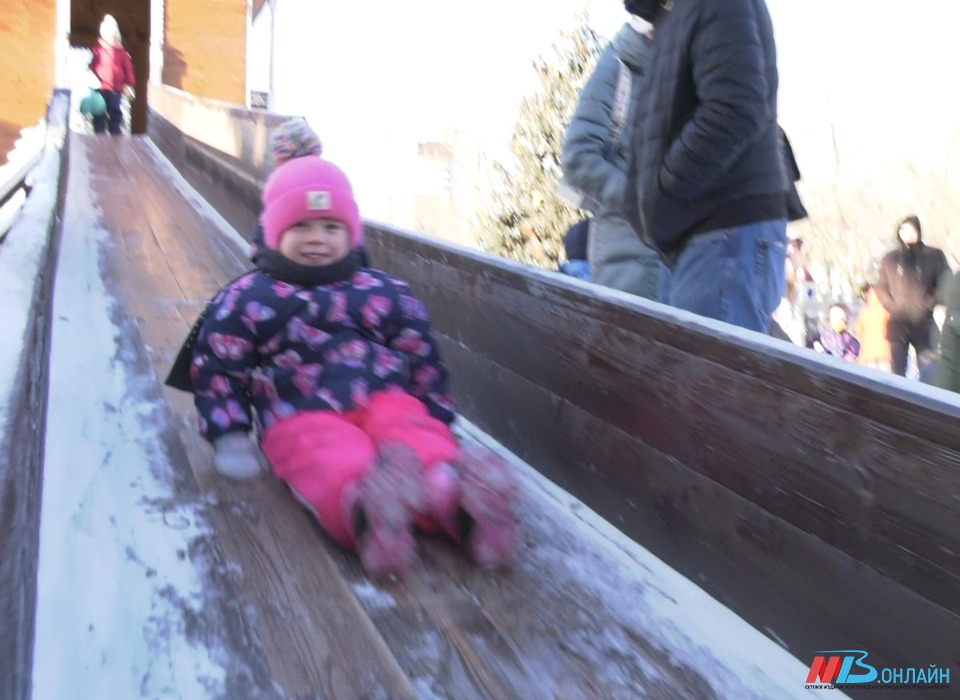 Юные волгоградцы оценили горку и потанцевали со снеговиками в Комсомольском парке