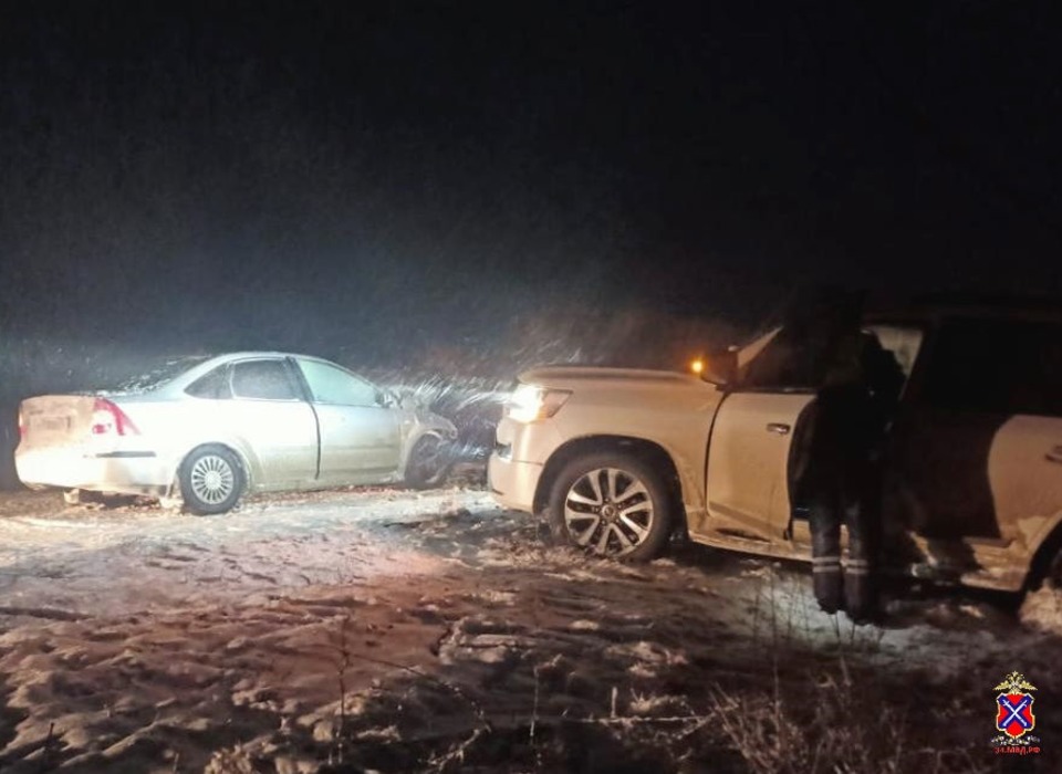 Двое водителей и три пассажира пострадали в ДТП на трассе под Волгоградом