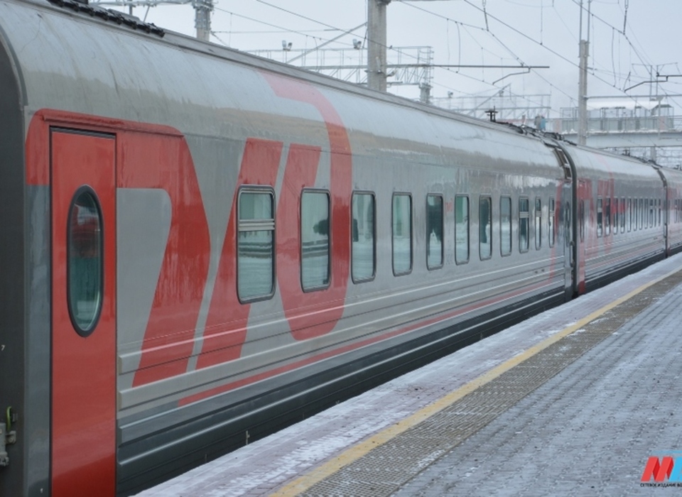 Поезд врезался в легковушку на переезде под Волгоградом