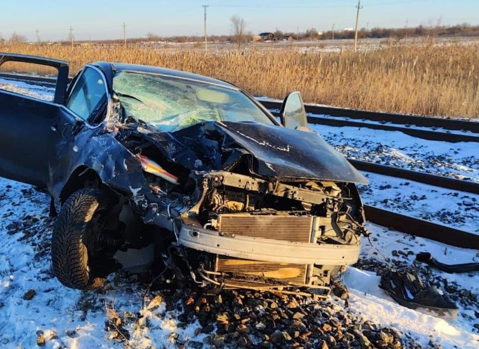 Водитель Opel получила переломы в ДТП с поездом под Волгоградом