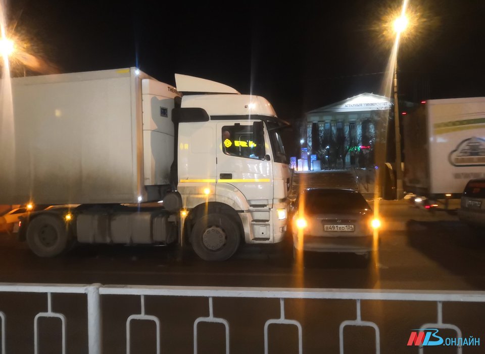 В Волгограде столкнулись грузовик и иномарка