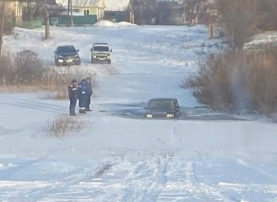 В Волгоградской области машина провалилась под лёд