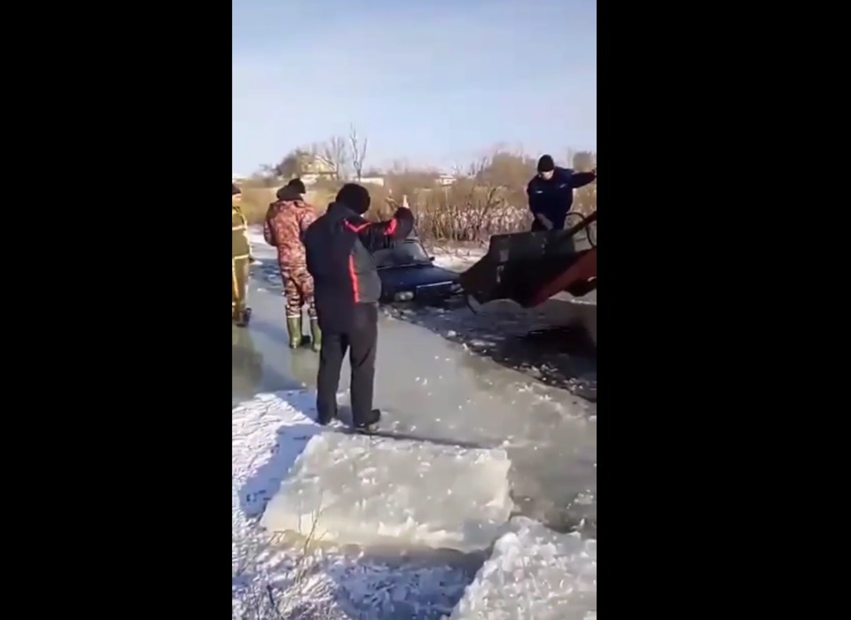 Автомобиль провалился под лед на переправе в Волгоградской области