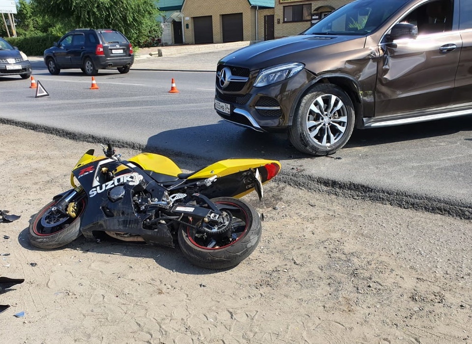 Полиция Волгограда ищет очевидцев ДТП с участием мотоцикла Suzuki на Менделеева