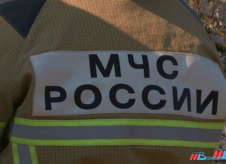 Склад дорожной и бытовой техники сгорел на севере Волгограда