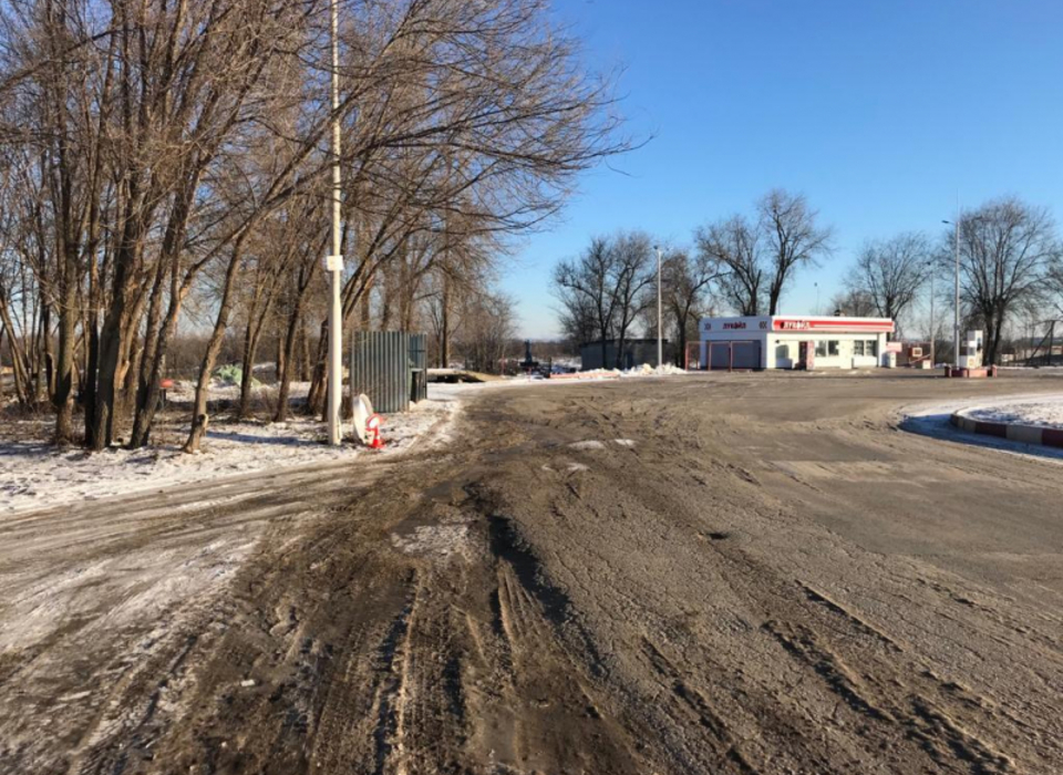 В Волгоградской области разыскивают водителя, сбившего световой указатель на АЗС